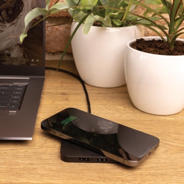 Logotrade Werbegeschenke das Foto: 10W Wireless Charger aus RSC recycl. Kunststoff mit Dual-USB