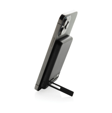 Logotrade Werbeartikel das Foto: Zen 5000mAh 5W magnetische Bambus-Powerbank aus RCS rPlastik