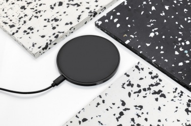 Logotrade meene foto: RCS-standardi taaskasutatud plastist 10 W juhtmeta laadija