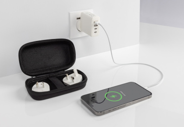Logo trade reklaamtooted foto: TravelCharge Pro RCS plastikust reisilaadija USB C-ga