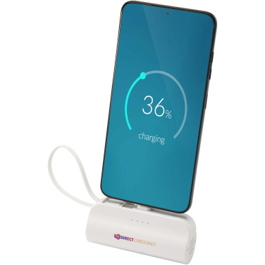 Logo trade mainostuotet tuotekuva: Alnair 5 000 mAh:n ja 10 W:n kierrätetystä muovista valmistettu Type-C-varavirtalähde, jossa sisäänrakennettu jalusta ja 2-in-1-kaapeli
