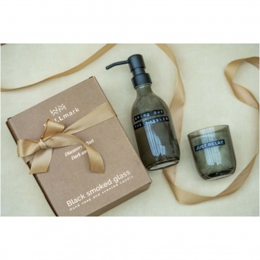 Logotrade kampanjprodukter bild: Wellmark Discovery set med 200 ml handtvål med pump och 150 g doftljus – mörk bärnstensdoft