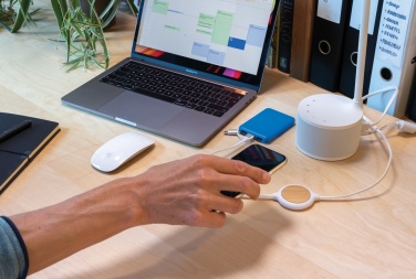 Logotrade profilprodukter bild: 3-i-1 kabel med 5W bambu trådlös laddare