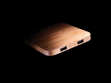 Logotrade kampanjprodukter bild: 10W trådlös laddare i bambu med USB portar