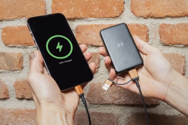 Logotrade kampanjprodukter bild: 5.000 mAh trådlös powerbank i RCS återvunnen plast