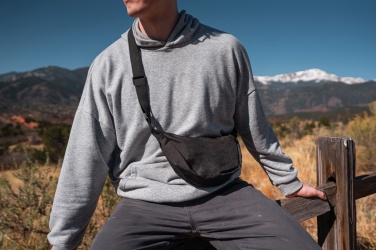 Logotrade reklamprodukter bild: Crescent AWARE™ RPET Halvmåneformad crossbody-väska