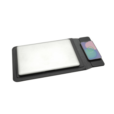 Logotrade reklamprodukter bild: Swiss Peak 15W magnetiskt laddningsfodral för laptop 14-15,6