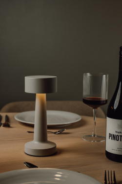 Logotrade reklamprodukter bild: VINGA Maris RCS återvunnen plast bordslampa