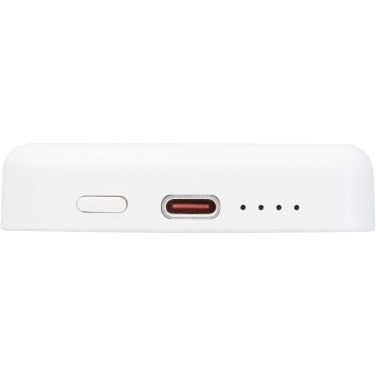 Logotrade profilreklam bild: Acrab 5 000 mAh 15 W magnetisk trådlös powerbank med 20 W PD – tillverkad av återvunnen plast