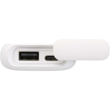 Logotrade kampanjprodukter bild: Alkes 5 000 mAh 12 W vattenbeständig powerbank av återvunnen plast med karbinhake