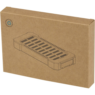 Logotrade reklamprodukter bild: Altair 5 000 mAh 10 W robust solcellsbank av återvunnen plast med inbyggd ficklampa